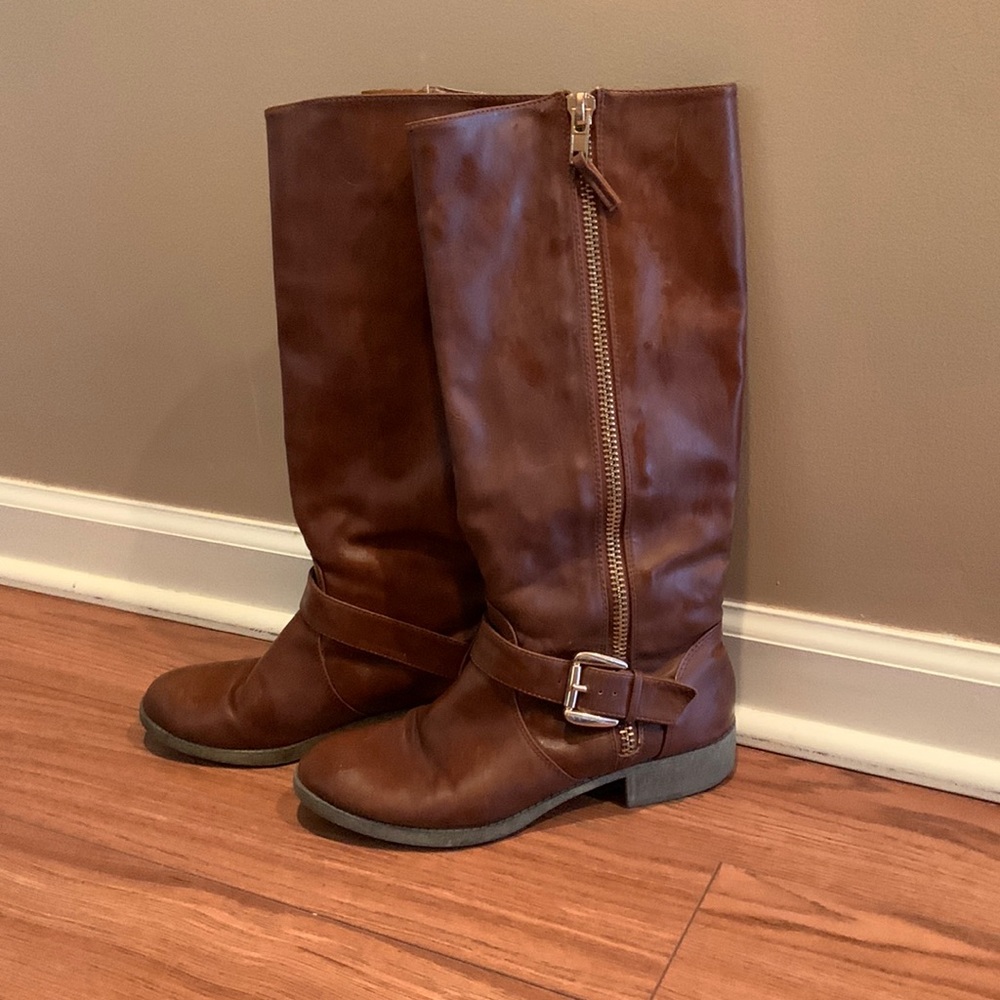 Woman’s knee high zip up boots